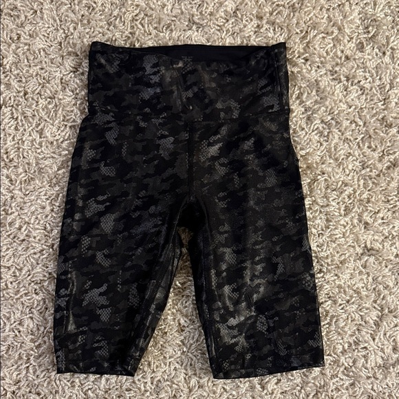Heroine Sport Pants - Heroine Sport Black Camo Shorts size XS